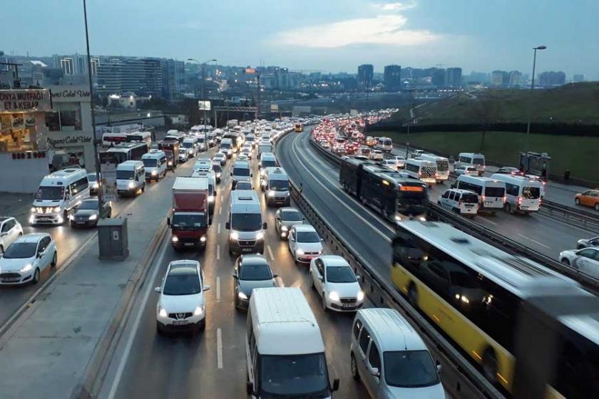 Kamyonda yüklü trafo yola devrilince D-100'de trafik durdu 