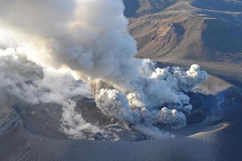 Japonya'da faailiyete geçen Shinmoedake volkanı için uyarı