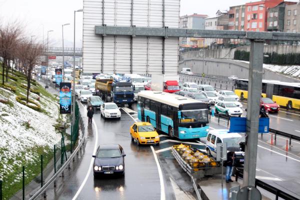 Şüpheli paket, D-100 karayolunu trafiğe kapattırdı