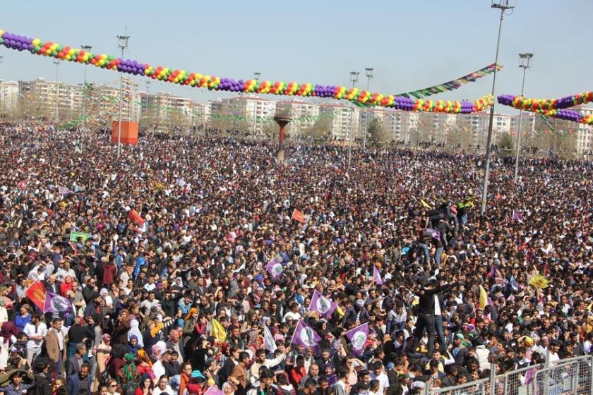 Engellemelere rağmen Newroz alanı doldu