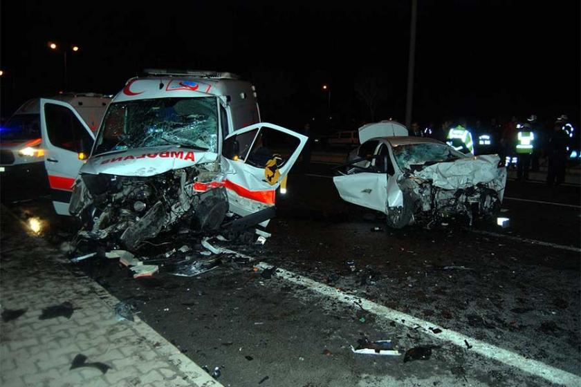 Ambulans ile otomobil çarpıştı: 5 ölü