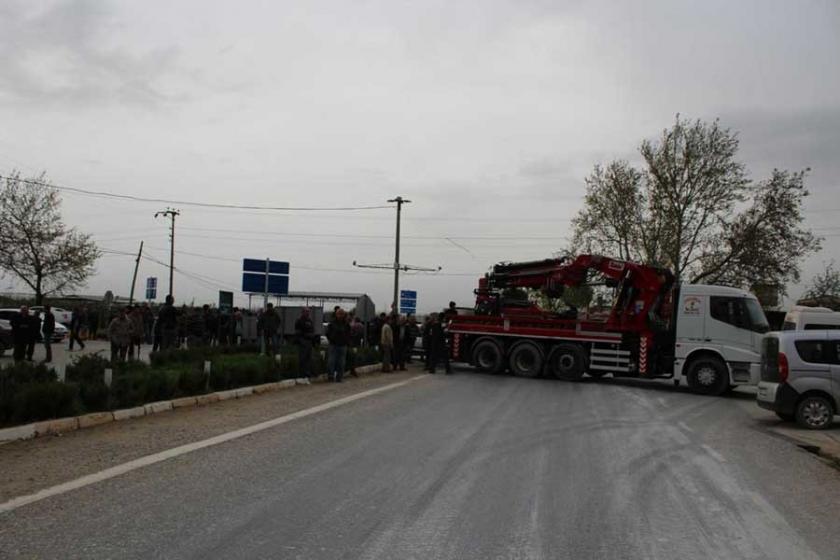 Cenaze töreninin ardından vatandaşlar yolu trafiğe kapattı