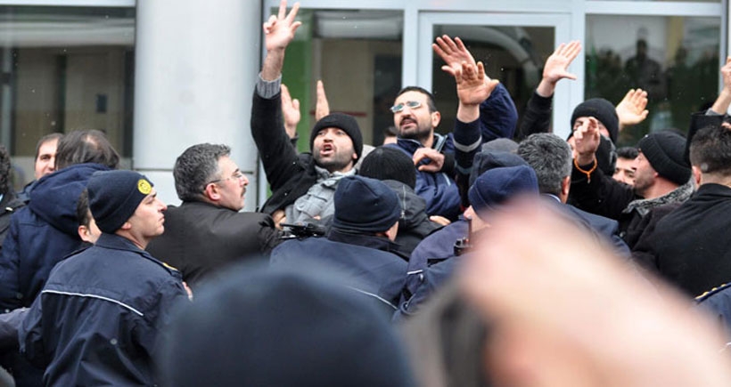 Ücretlerini alamayan işçiler Davutoğlu'nu protesto etti