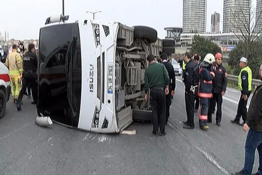 Çevik kuvvet minibüsü TEM'de kaza yaptı: 6 polis yaralı