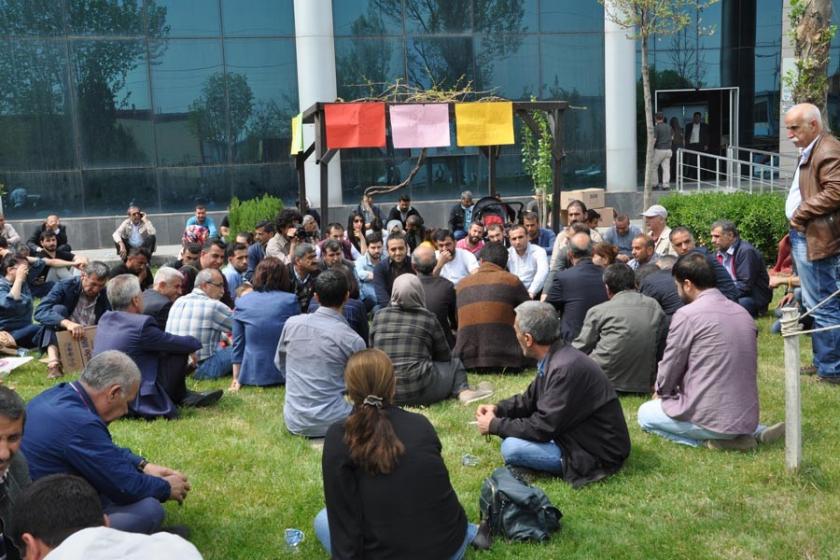 Bağlar Belediyesinde işten çıkarılan işçiler eylem yapıyor