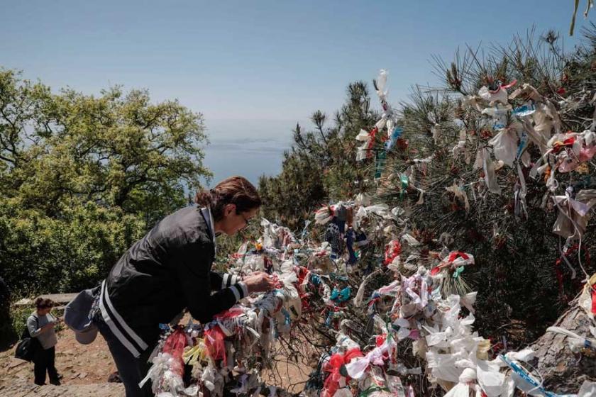 Binlerce kişi 'dilek' için Büyükada'daki Aya Yorgi'ye tırmandı 