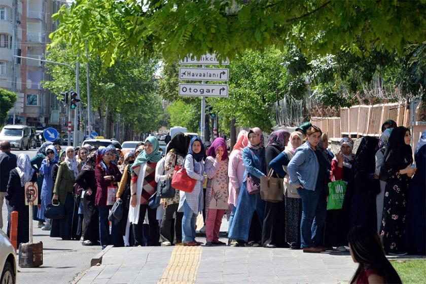 Diyarbakır'da geçici iş için 5 saatte 5 bin kişi başvurdu