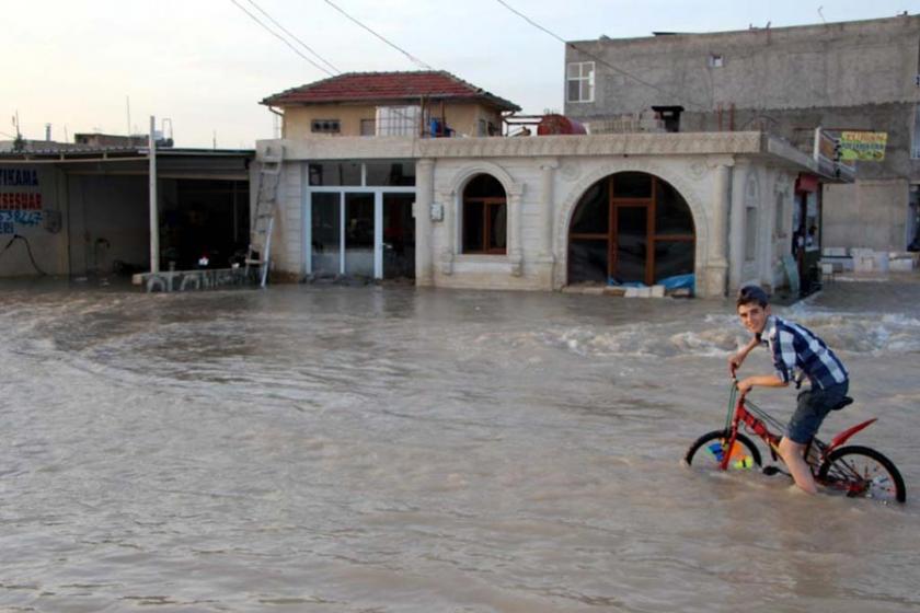 Nusaybin'de su borusu patladı, yollar göle döndü