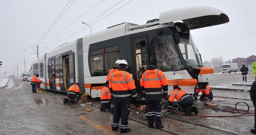 İşçi servisi tramvaya çarptı: 6 yaralı