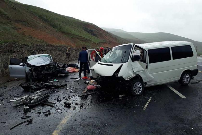 Erzurum'da feci kaza: 1'i çocuk 5 ölü, 10 yaralı