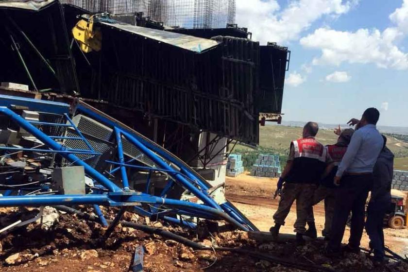 Gaziantep'te devrilen vincin altında kalan operatör öldü