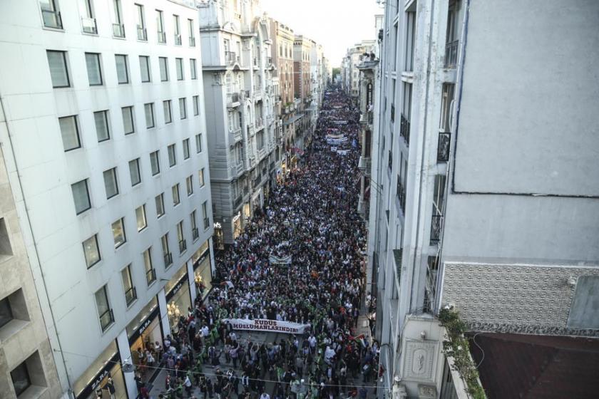 Filistin'deki katliam Taksim'de protesto edildi