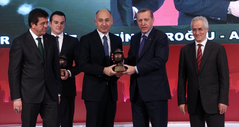 Erdoğan'dan Ak Saray'ın müteahhidine ödül