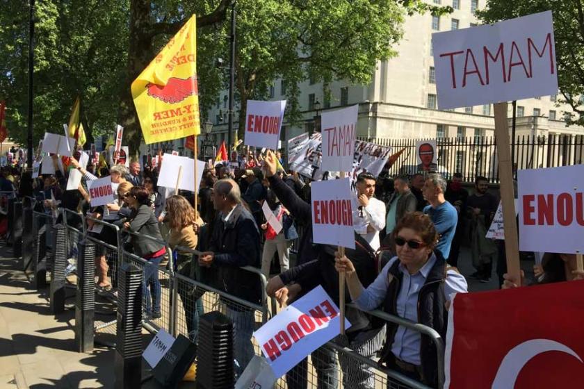 Erdoğan'a İngiltere'de protesto: Başbakanlığa arka kapıdan girebildi