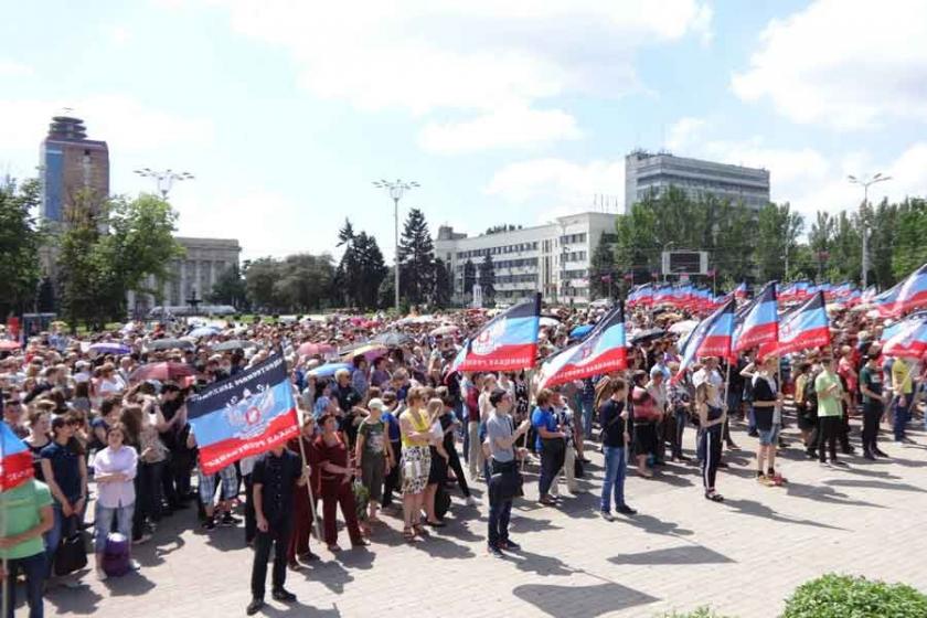 Donetsk, savaş kurbanlarını andı