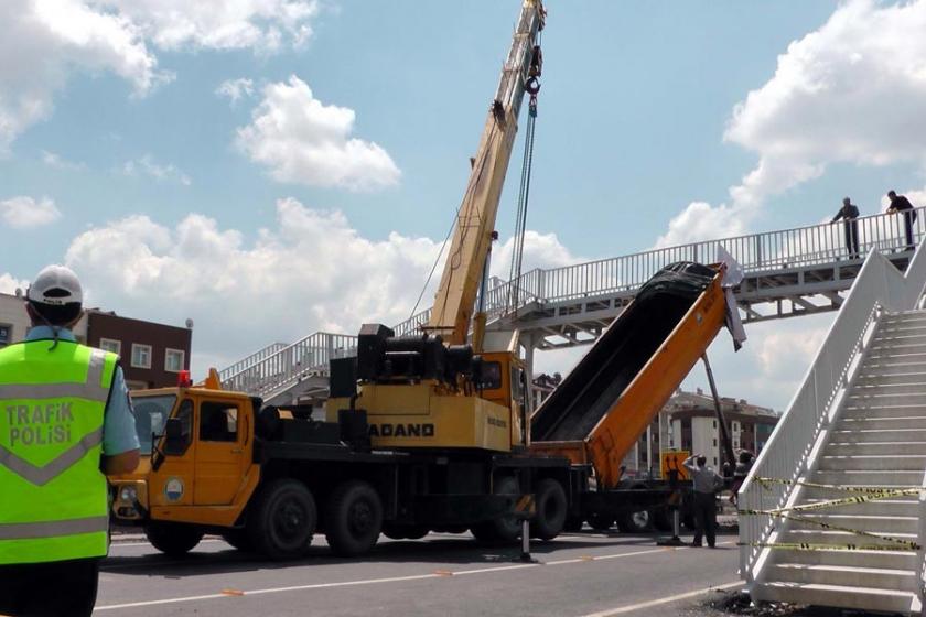 Açık unutulan kamyon damperi üst geçide çarptı: 7 yaralı