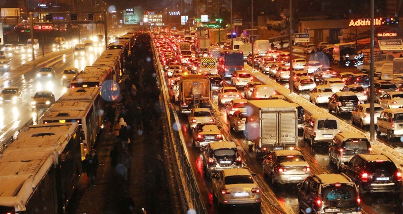 İstanbullular trafikte perişan oldu