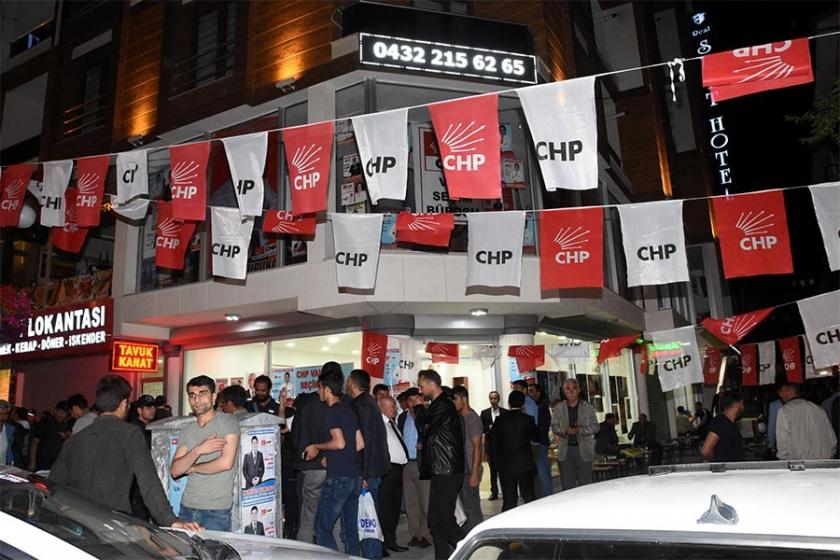 Van'da AKP'lilerden seçim bayrağı provokasyonu