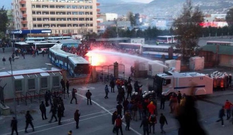 Polis, derbi öncesi Göztepeli taraftarlara saldırdı