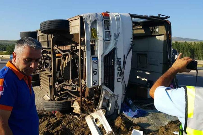 Sivas'ta tarım işçilerini taşıyan araç devrildi, 24 işçi yaralandı