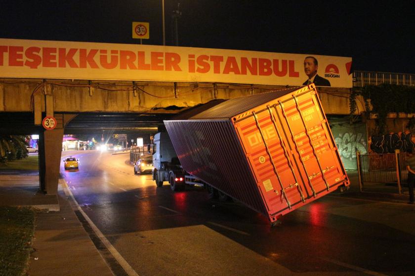 Unkapanı Köprüsü'ne sıkışan TIR'ın dorsesi yan yattı