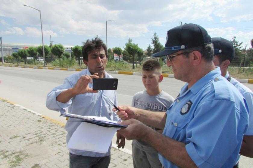 Seyyar satıcıdan zabıta ekiplerine canlı yayında protesto