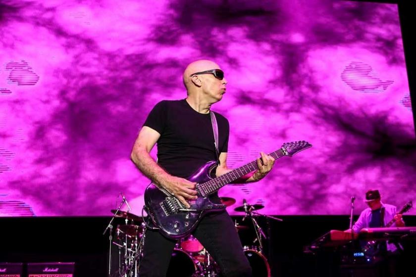 Joe Satriani konser verdi