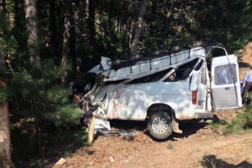 Düğünden dönenleri taşıyan minibüs devrildi: 2 ölü, 8 yaralı