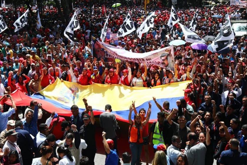 Venezuela’da binlerce kişi suikast girişimini protesto etti