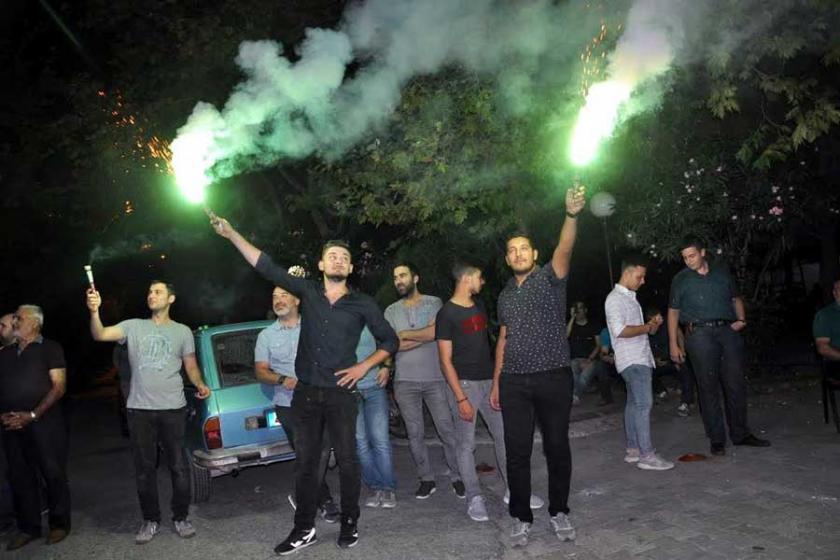 Gölcük'te taş ocağının kapatılması havai fişeklerle kutlandı