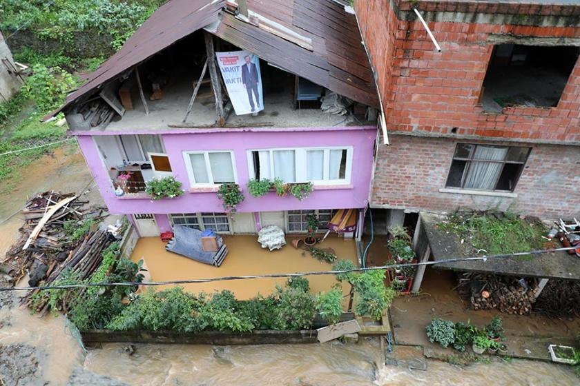 Rize'de şiddetli yağış sonrası sel ve heyelan meydan geldi