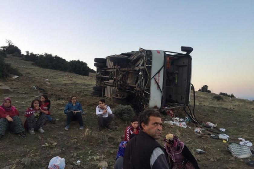 Manisa'da tarım işçilerini taşıyan servis devrildi: 26 işçi yaralı