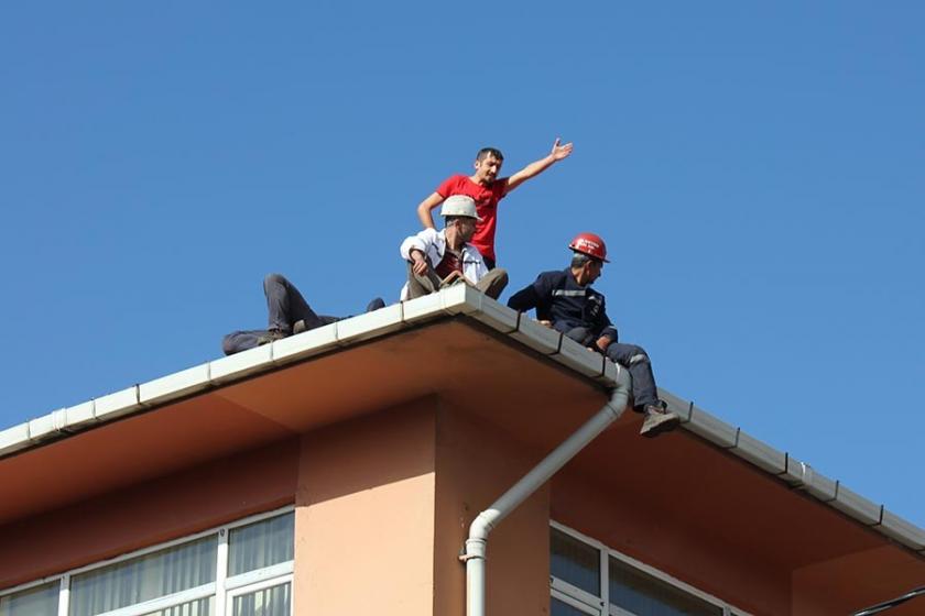 Maden işçileri maaşlarını alamadıkları için çatıya çıktı