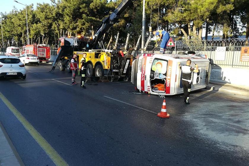 Bakırköy'de ambulans kaza yaptı: 3 sağlık görevlisi yaralı