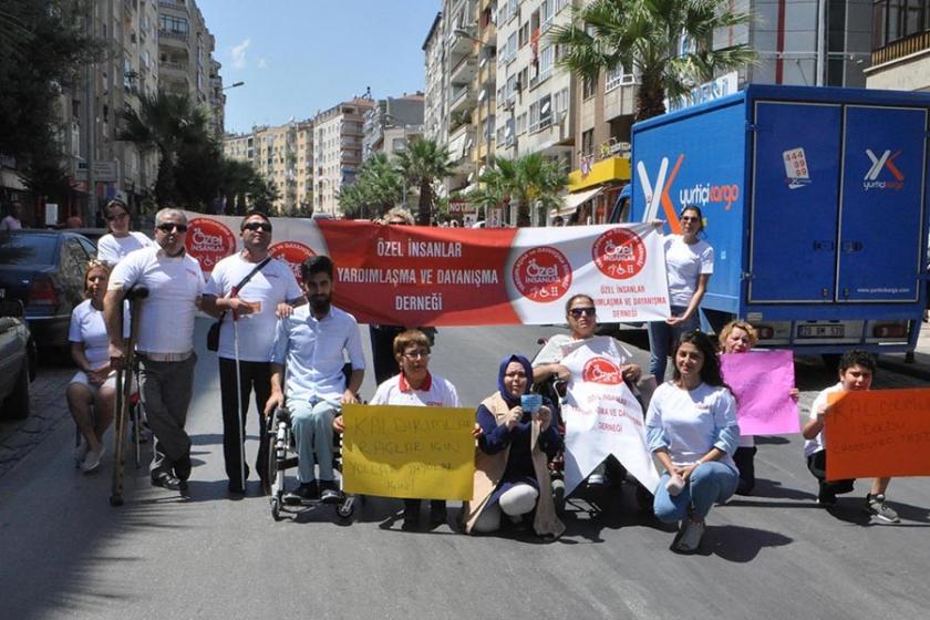 Engellilerden kaldırımlara park eden araçlara 'sticker'lı protesto