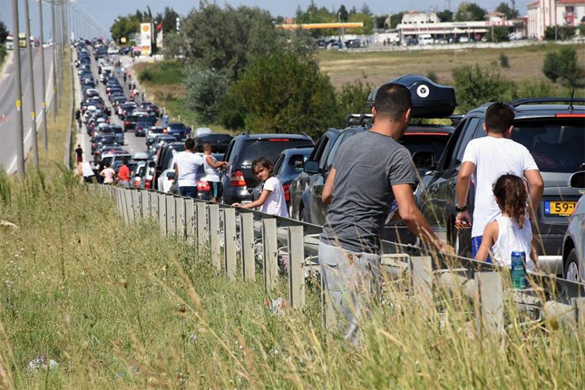 Sınır kapısında 9 kilometrelik kuyruk çilesi