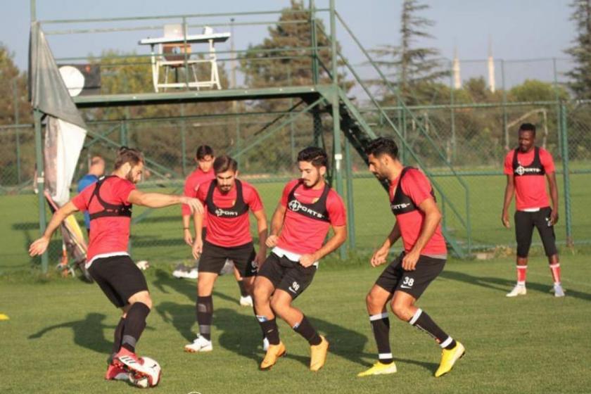 Lisansları çıkartılmayan Eskişehirsporlu futbolculardan protesto