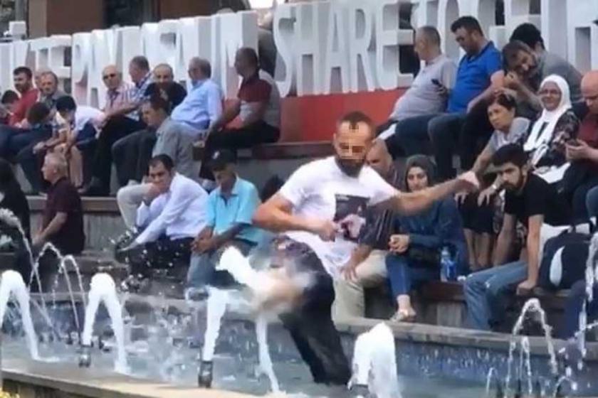 Süs havuzunda, fıskiyeden fışkıran suya karate yaptı