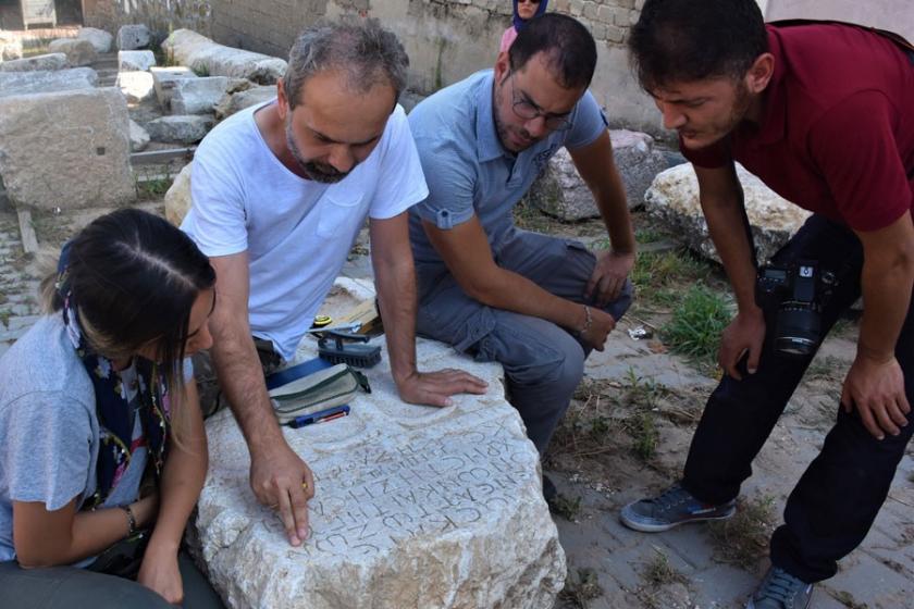 Bilecik'i karış karış gezdiler, yüzlerce yazıt buldular