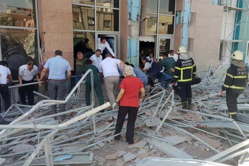 Gaziantep'te hastanenin ön cephesindeki iskele çöktü: 4 işçi yaralı