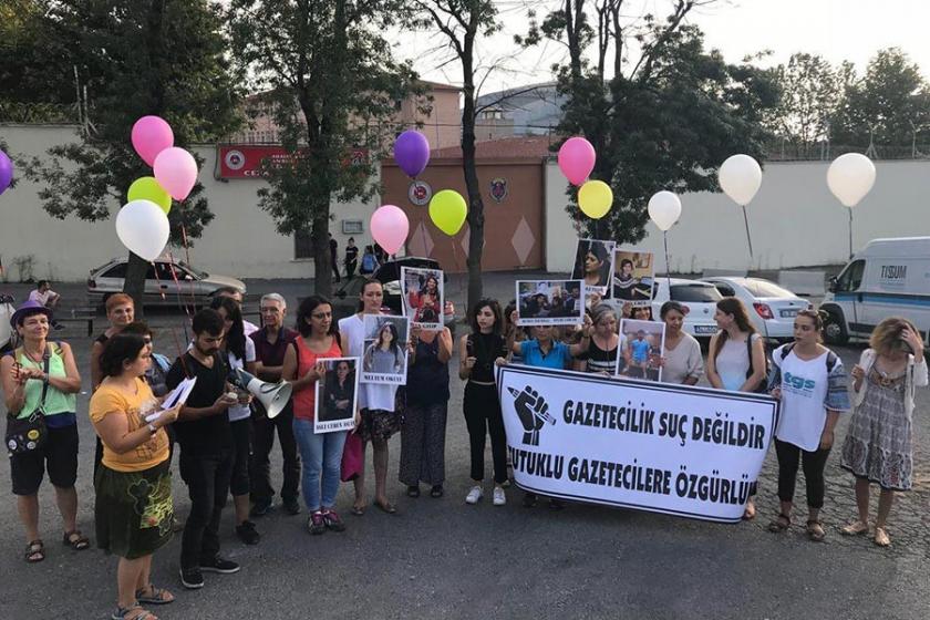 Tutuklu gazeteciler için cezaevi önünde balon uçuruldu