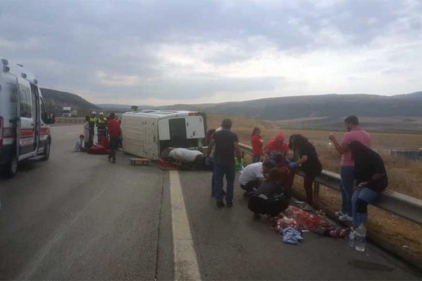 Tarım işçilerini taşıyan minibüs devrildi: 8 yaralı