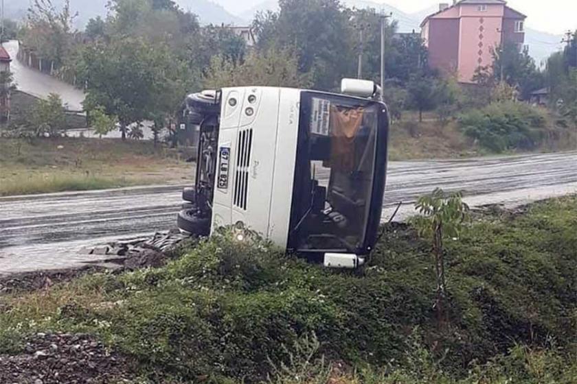 Maden işçilerini taşıyan otobüs devrildi: 9 işçi yaralı