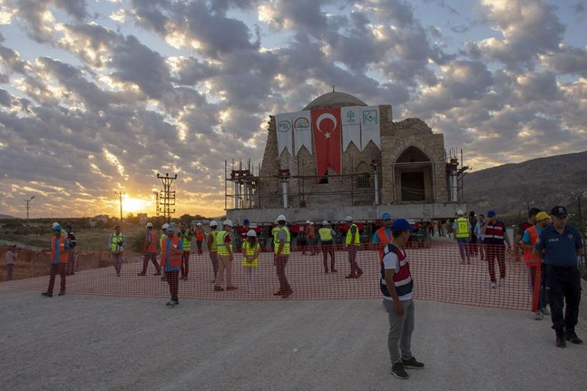 Hasankeyf’te bir türbe daha taşındı