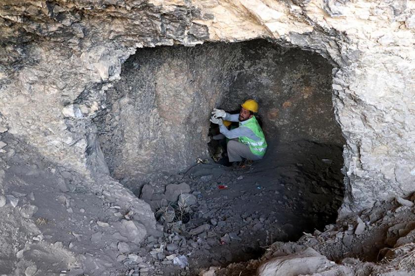 Urartu ve Roma dönemine ait kaya mezarları bulundu