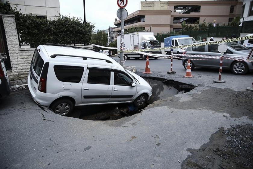 Eyüpsultan’da yol çöktü: Bir araç göçüğe düştü