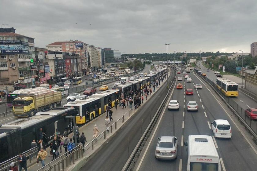 Beşyol durağı yakınlarındaki metrobüs arızası seferleri aksattı