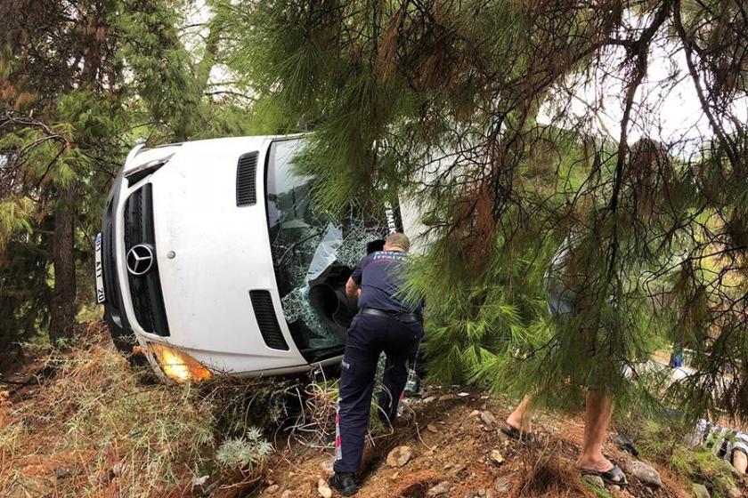 Kemer'de tur minibüsü devrildi, 2 kişi hayatını kaybetti