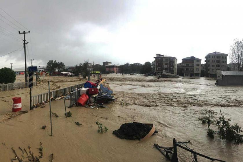 Kaynarca’da sel nedeniyle eğitime ara verildi