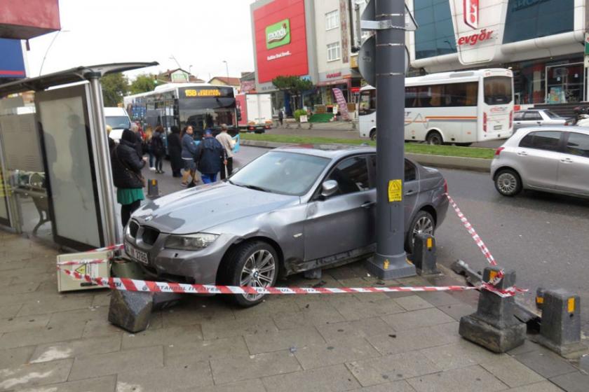 Üsküdar'da otomobil, otobüs durağına daldı: 2 yaralı